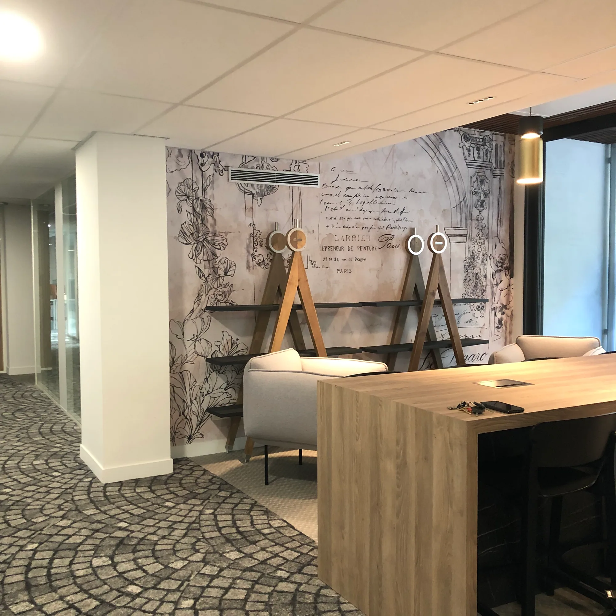 Espace de détente avec banquette, table en bois et décor mural illustré