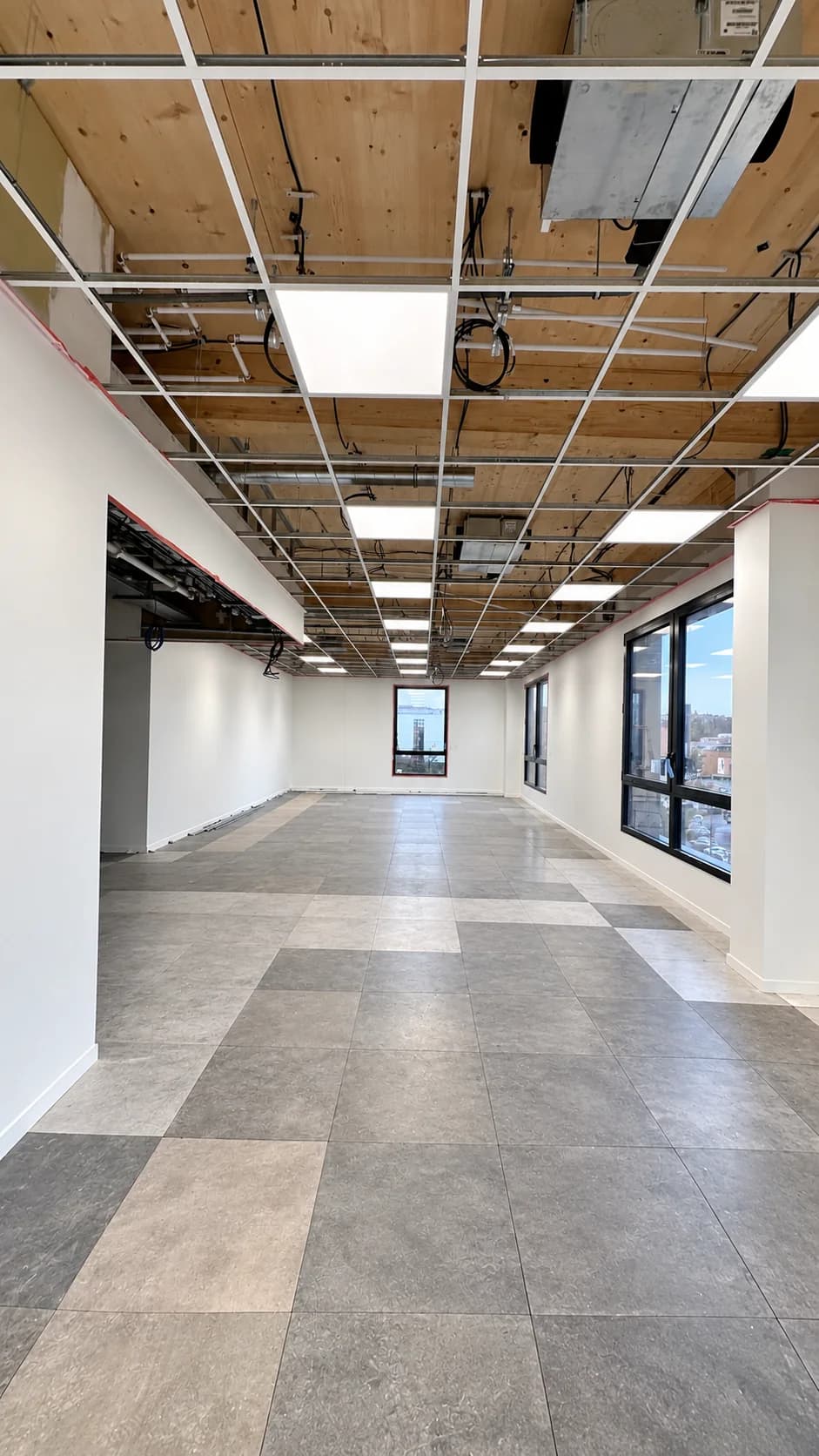 Espace de bureaux au Crédit Agricole Châteaucreux avec plafond ouvert et cloisons peintes en blanc