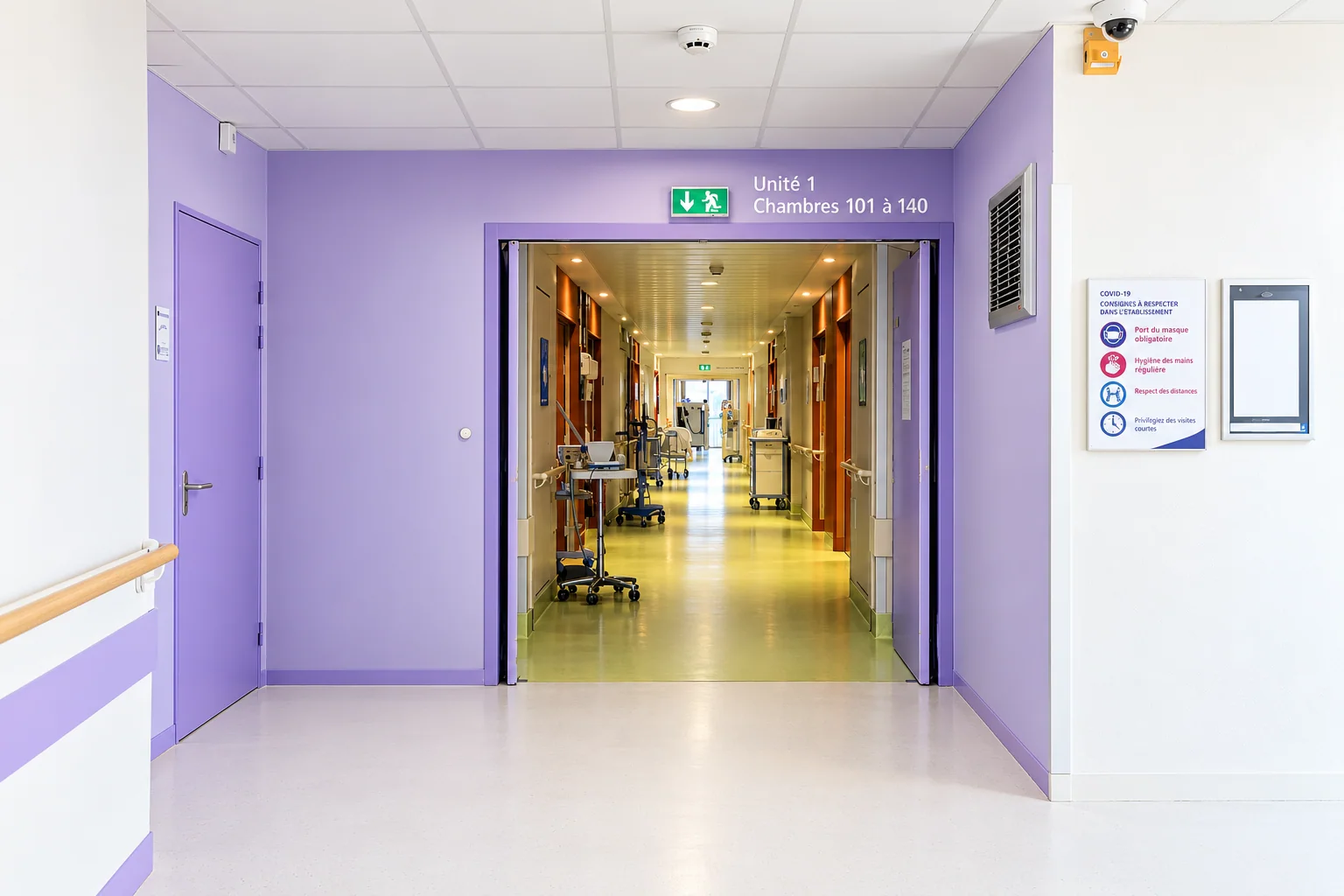 Couloir de l’unité 1 de l’Hôpital privé de l’Est Lyonnais, avec signalétique vers les chambres 101 à 140